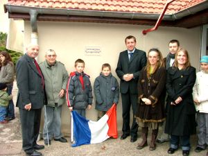 Michel Mourand, maire, Maurice Gillot, maire honoraire, Jimmy et Edouard, ns en 1997, l'anne de cration du cnetre de loisirs, Alain Chrtien, prsident de la CCAV et conseiller gnral de Veosul-Ouest, Zo, directrice du centre, Pierre-Emmanuel Vallot, prsident de l'Association au Pays Loisirs, Sandrine, animatrice.