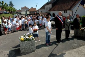 Devant le monument aux morts.