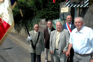 Devant la plaque du souvenir, rue du 16 juillet