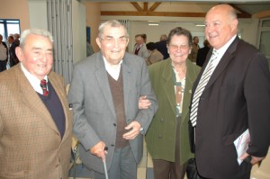 Maurice Gillot et son pouse entours de Jean De Valicourt, ancien maire d'Andelarre et de Jean-Claude Ayala, conseiller gnral de Vesoul-Est.