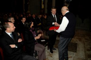 Le maire-ministre de Vesoul, Alain Joyandet avant la remise des clefs  l'abb Gabriel Pobelle.