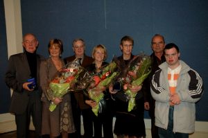 Marie-Dominque Woessner (5e en partant de la gauche) avec son mari, Marc et leur fils, Mathieu