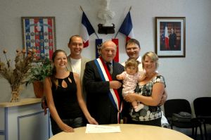 Louise, ses parents ( droite),  sa marraine et son parrain avec le maire sous le regard de Marianne.