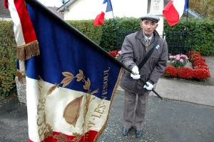 Ren Lami, porte-drapeau des anciens combattants devant le monument aux morts