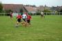 Les jeunes footballeurs en action.