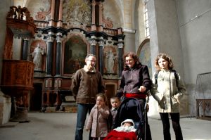 Une famille vsulienne lors de la visite de la chapelle.