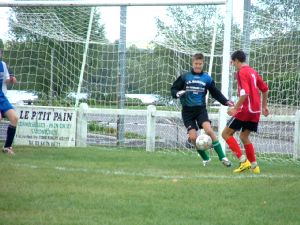 Gaëtan Bedin face au goal adverse.