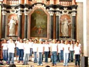 Ecole qui chante dans la chapelle de l'abbaye