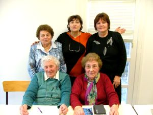 Une partie des membres du bureau.Debout  : Hlne Pasteur (trsorire adjointe), Evelyne Bouvier (prsidente), Fernande Lesieur (secrtaire). Assises : Marguerite Nolot (trsorire) et Franoise Galliot (secrtaire-adjointe).