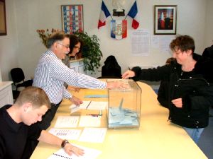 Le benjamin Thomas Blanchard et le doyen Pierre Carlet lors de la tenue du bureau de vote