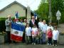 Devant le monument.