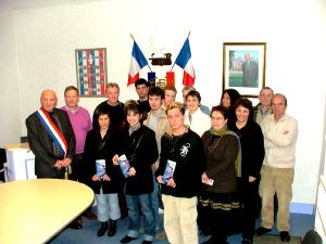 Baptme citoyen jeunes lecteurs et conseil municipal de Montigny-ls-Vesoul sous le portrait de Jacques Chirac