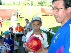 Jos Ferreira, prsident de l'AS Montigny remet le ballon du Portugal  Anas, vainqueur par tirage au sort.