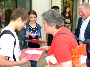 Marie (à gauche) lors de la remise des prix.