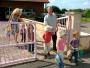Bertrand et venu chercher son fils Cyprien. Au second plan Isabelle Germain, assistante maternelle.