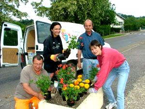 Fleurissement du village par les élus et l'employé municipal Dominique Spérintéo