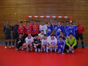 Les joueeurs du FC du Lac voluaient avec leurs traditionnels maillots rouges.