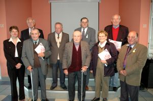 Maurice Gillot (deuxime en partant de la gauche) lors de la remise de son diplme