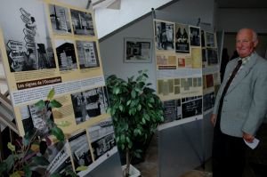 Yves Dormoy devant l'exposition prêtée par l'ONAC.