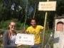 Clémentine Breney et Nathan Benkirat, lors de la pose des nouvelles plaques.